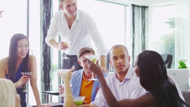 Amigos levantar copos para torradas — Vídeo de Stock