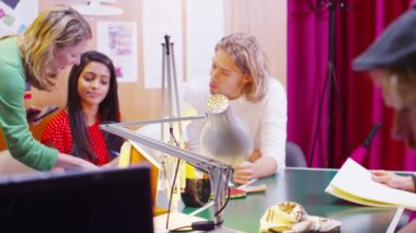 étudiants dans un centre d'éducation des adultes