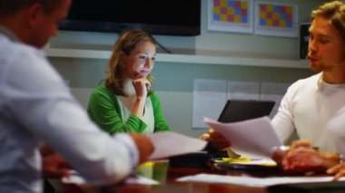 geç saatlere kadar ofiste işkadını