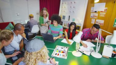 étudiants dans un centre d'éducation des adultes