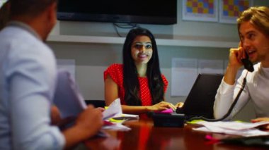 geç saatlere kadar ofiste işkadını