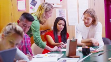 étudiants dans un centre d'éducation des adultes