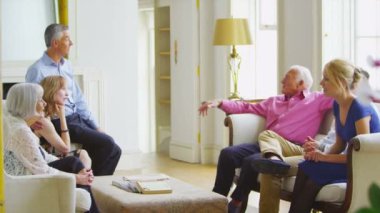 evde sosyalleşme ve aile konuşuyor.