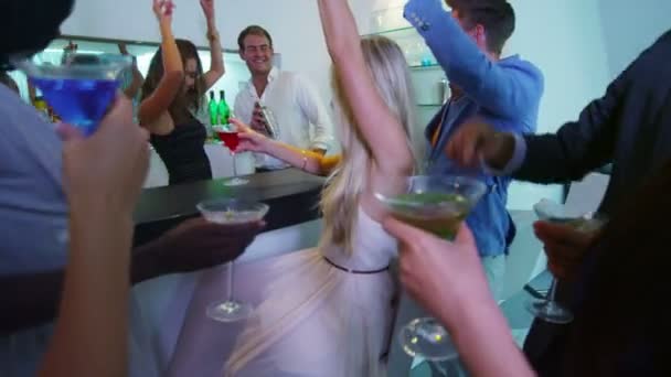 Vrienden dansen op cocktail party — Stockvideo