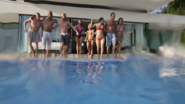 Amigos correndo e pulando na piscina — Vídeo de Stock