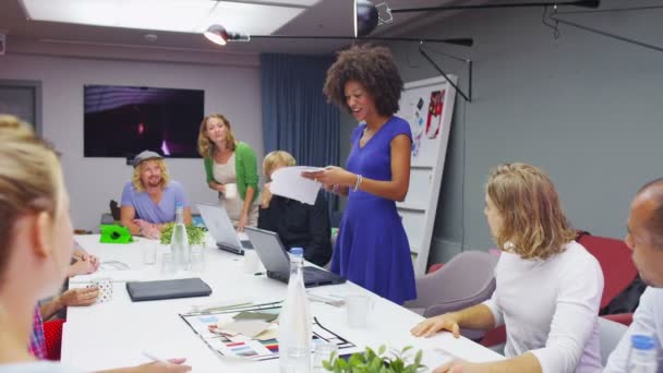 Equipo de negocios en reunión relajada — Vídeo de stock