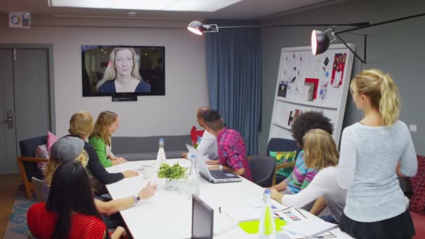 Équipe d'affaires en conférence téléphonique en salle de conférence 