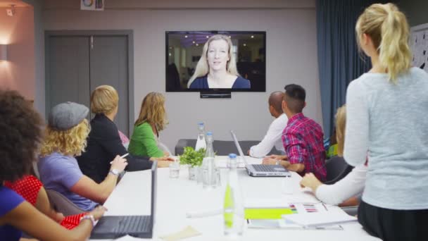 Equipo de negocios en la sala de juntas conferencia telefónica — Vídeo de stock