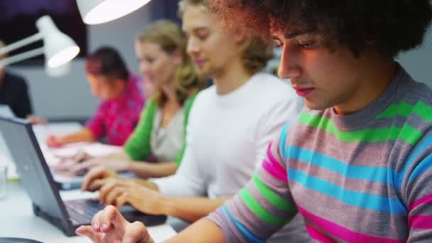 Groupe d'affaires travaillant sur les ordinateurs portables 