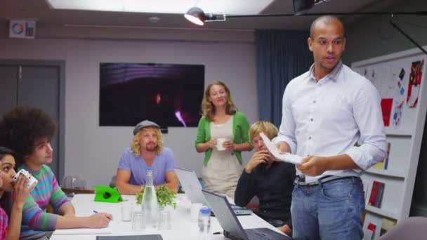 Équipe d'affaires en réunion détendue 