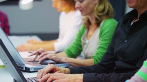 Étudiants, travaillant sur ordinateur portable 