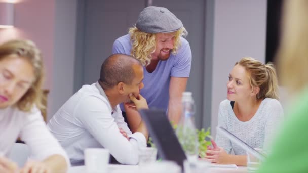 Üzleti csoport brainstorming ötletek — Stock videók