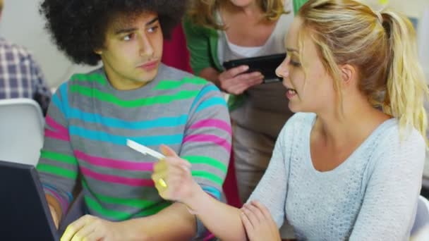 Estudiantes en un centro de educación de adultos — Vídeo de stock