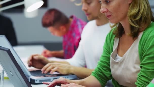 Bedrijfsgroep op laptopcomputers werken — Stockvideo