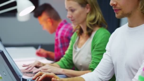 Groupe d'affaires travaillant sur les ordinateurs portables 