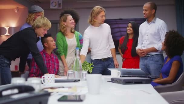 Équipe d'affaires en réunion détendue 