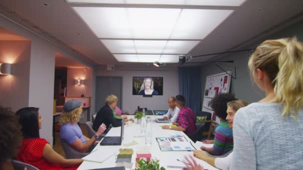 Tim bisnis dalam panggilan konferensi ruang rapat — Stok Video