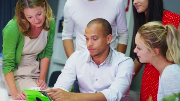 Équipe d'affaires travaillant avec tablette informatique 