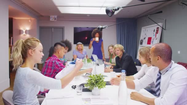 L'équipe marketing fait un brainstorming 