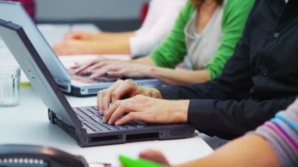 Manos escribiendo en el teclado de la computadora — Vídeo de stock