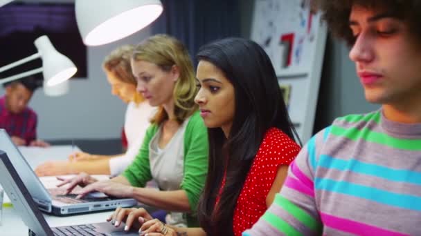 Étudiants travaillant sur ordinateur portable