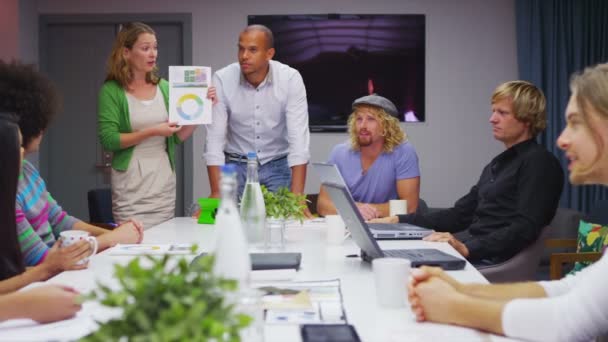 Equipe de negócios em reunião descontraída — Vídeo de Stock