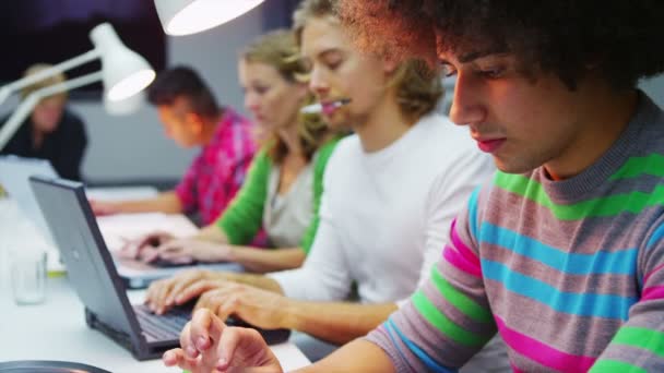 Grupo de negócios trabalhando em computadores portáteis — Vídeo de Stock