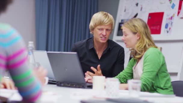 Équipe d'affaires brainstorming pour des idées 