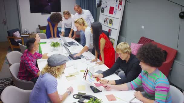 Zakelijke team in bestuurskamer vergadering — Stockvideo