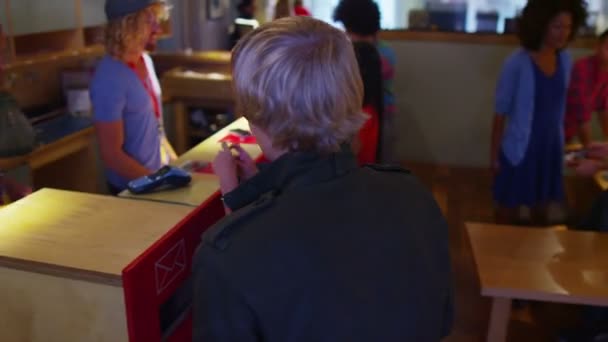 Personnel traitant à la réception d'affaires 