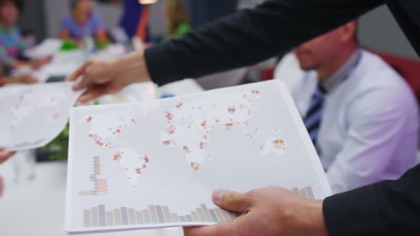 Équipe d'affaires en réunion détendue 