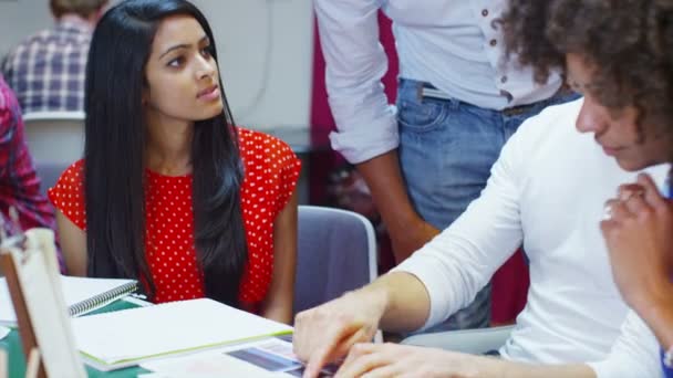 Réunion de l'équipe d'affaires dans le bureau créatif 