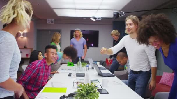 Бізнес команда тремтить руками перед зустріччю — стокове відео