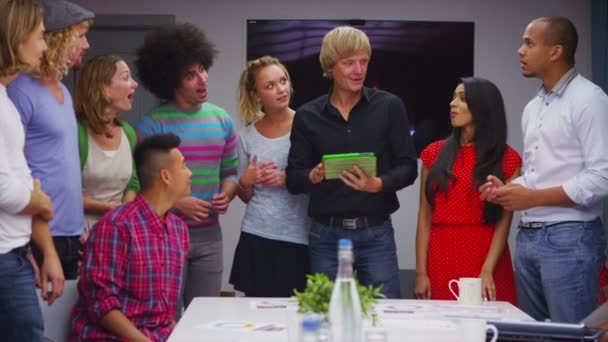 Équipe d'affaires en réunion détendue 