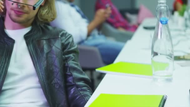 Homme portant une paire de spécifications technologiques .
