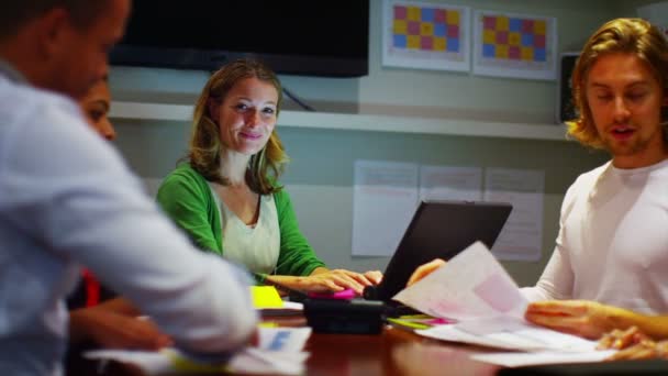 Femme d'affaires travaillant tard au bureau — Video