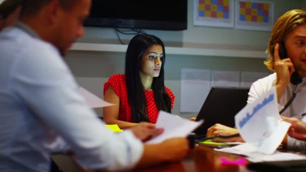 Femme d'affaires travaillant tard au bureau — Video