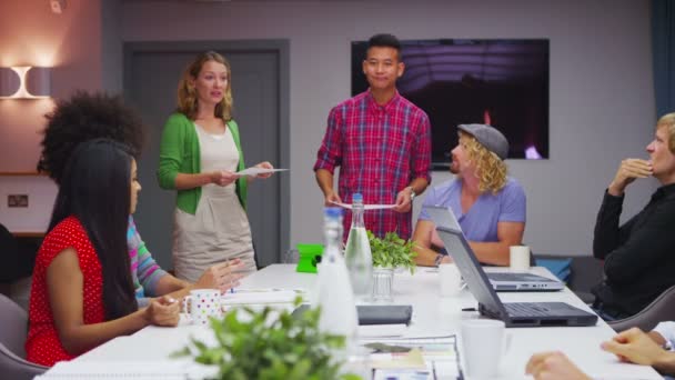 Équipe d'affaires en réunion détendue 