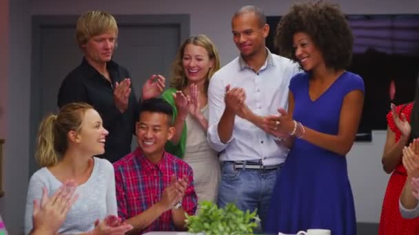 Groupe d'affaires applaudissent un membre de l'équipe 