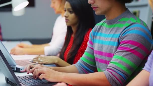 Estudiantes trabajando en laptop — Vídeo de stock