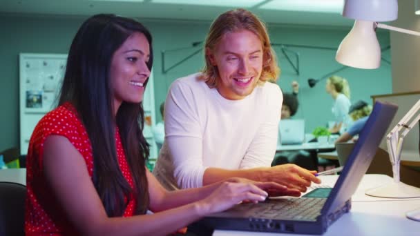 Uomo e donna d'affari che lavorano con il computer portatile — Video Stock