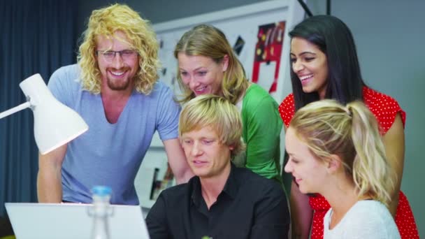 Équipe d'affaires travaillant avec un ordinateur portable 