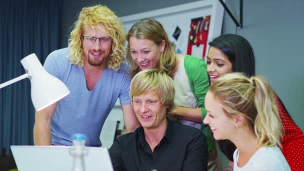 Équipe d'affaires travaillant avec un ordinateur portable 