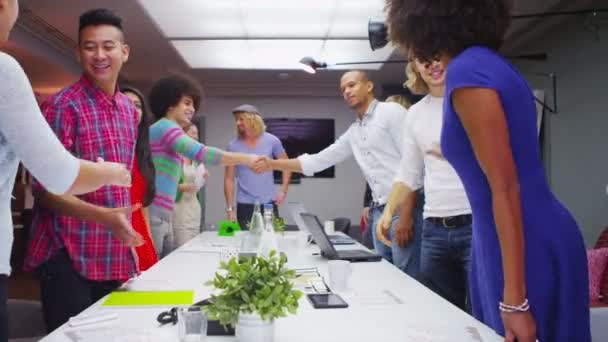 Équipe d'affaires serrer la main avant de rencontrer 