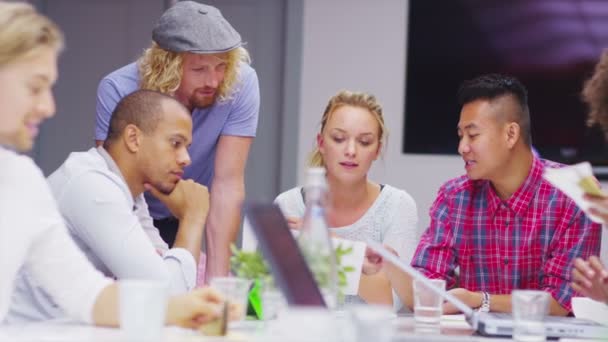 Business team brainstorming per idee — Video Stock