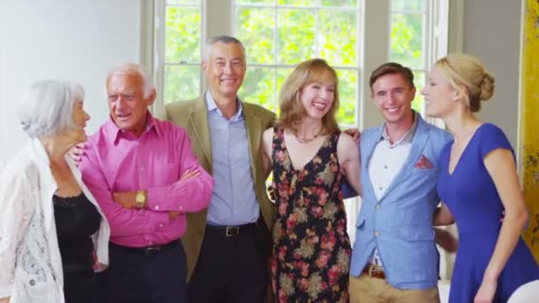 Drie generaties van familie samen — Stockvideo