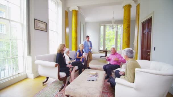 Tres generaciones de familia bebiendo champán — Vídeo de stock