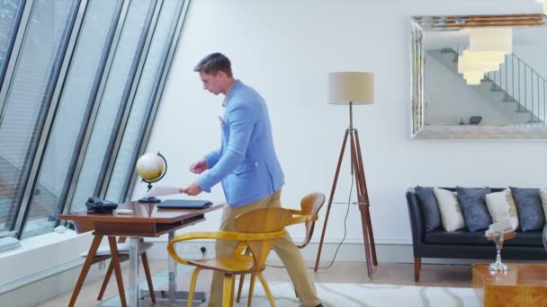 Geschäftsmann arbeitet im stylischen Home Office — Stockvideo