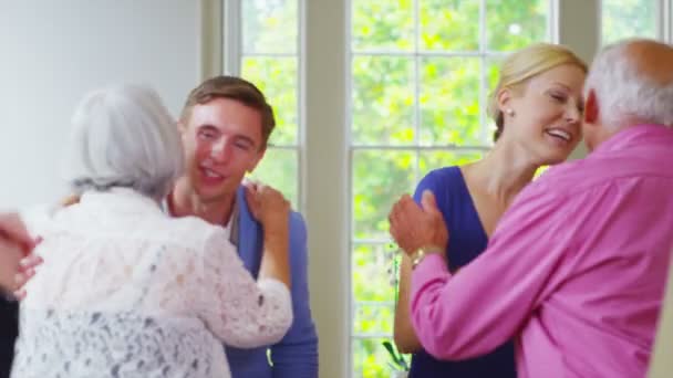 Drie generaties van de familie socialiseren — Stockvideo