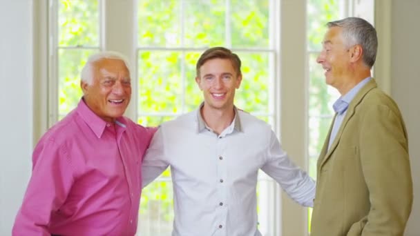 Drie generaties van gelukkig mannen — Stockvideo